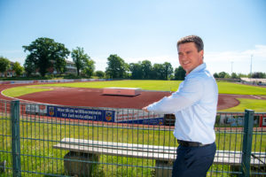 Michael Robien Bürgermeisterkandidat Lensahn 2021 Sportplatz